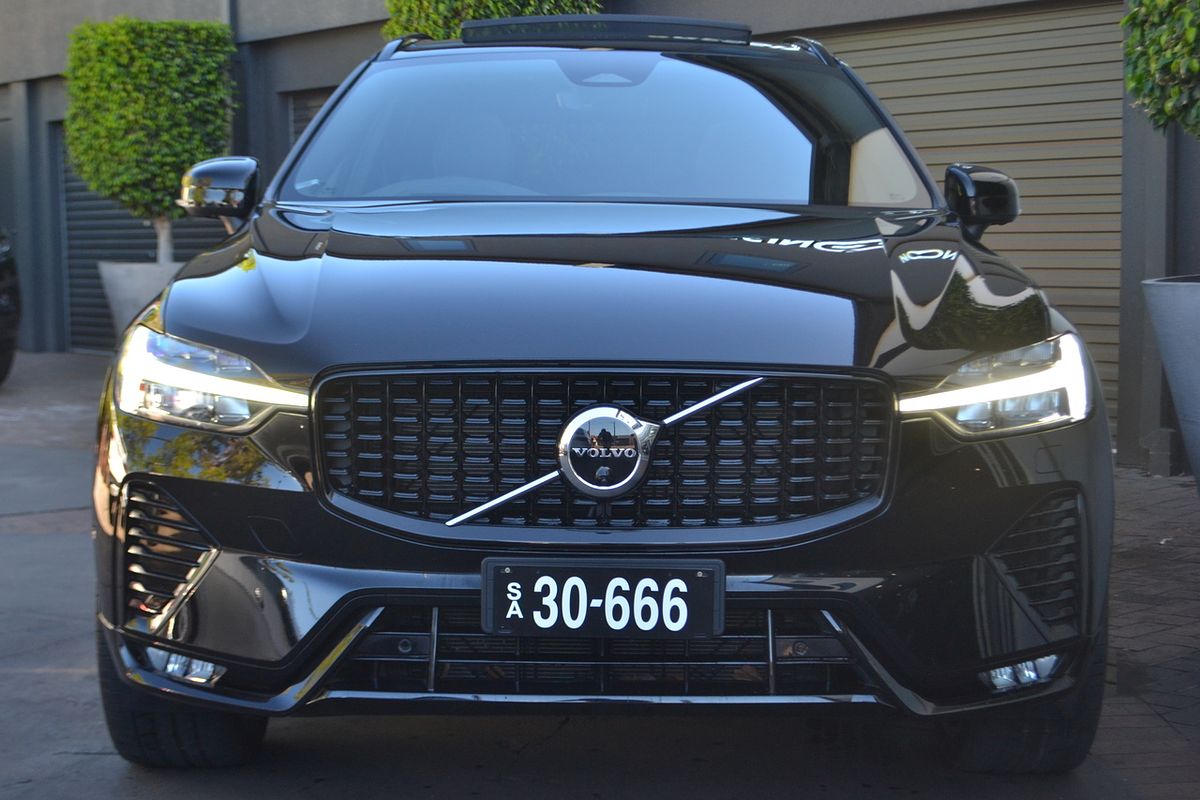 2022 Volvo XC60 B6 R-Design
