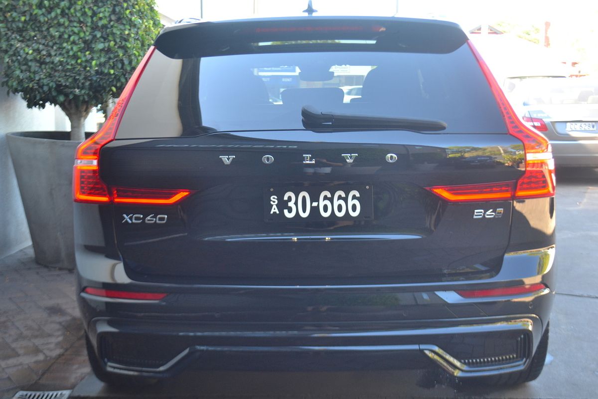2022 Volvo XC60 B6 R-Design
