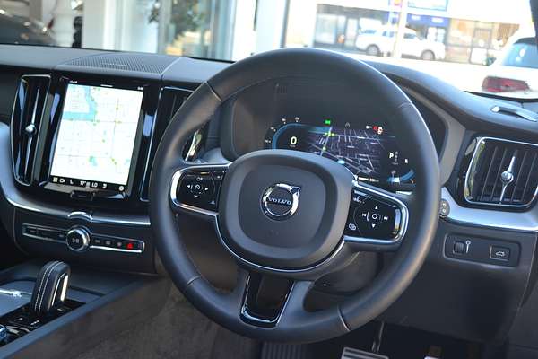 2022 Volvo XC60 B6 R-Design