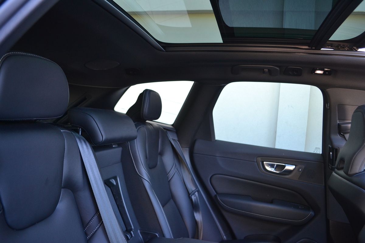 2022 Volvo XC60 B6 R-Design