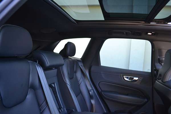 2022 Volvo XC60 B6 R-Design