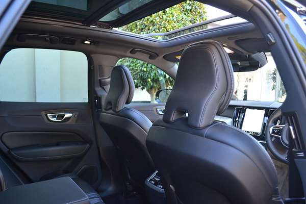 2022 Volvo XC60 B6 R-Design