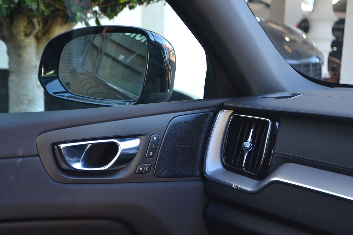 2022 Volvo XC60 B6 R-Design