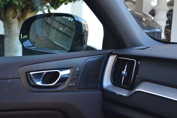 2022 Volvo XC60 B6 R-Design