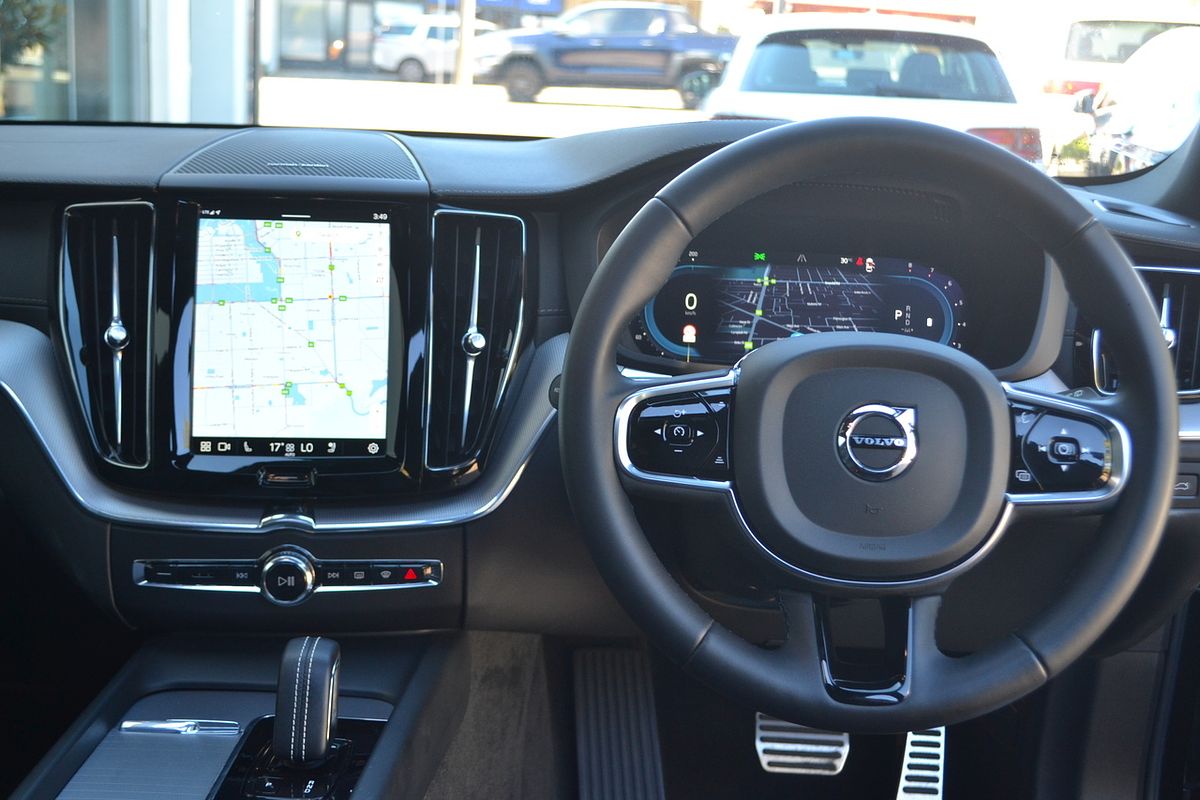 2022 Volvo XC60 B6 R-Design