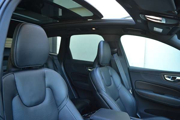 2022 Volvo XC60 B6 R-Design