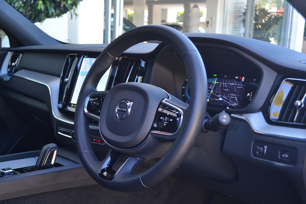 2022 Volvo XC60 B6 R-Design