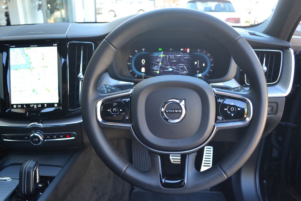 2022 Volvo XC60 B6 R-Design