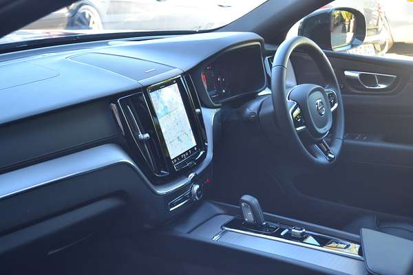 2022 Volvo XC60 B6 R-Design
