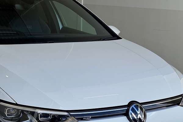 2024 Volkswagen Golf 110TSI R-Line 8