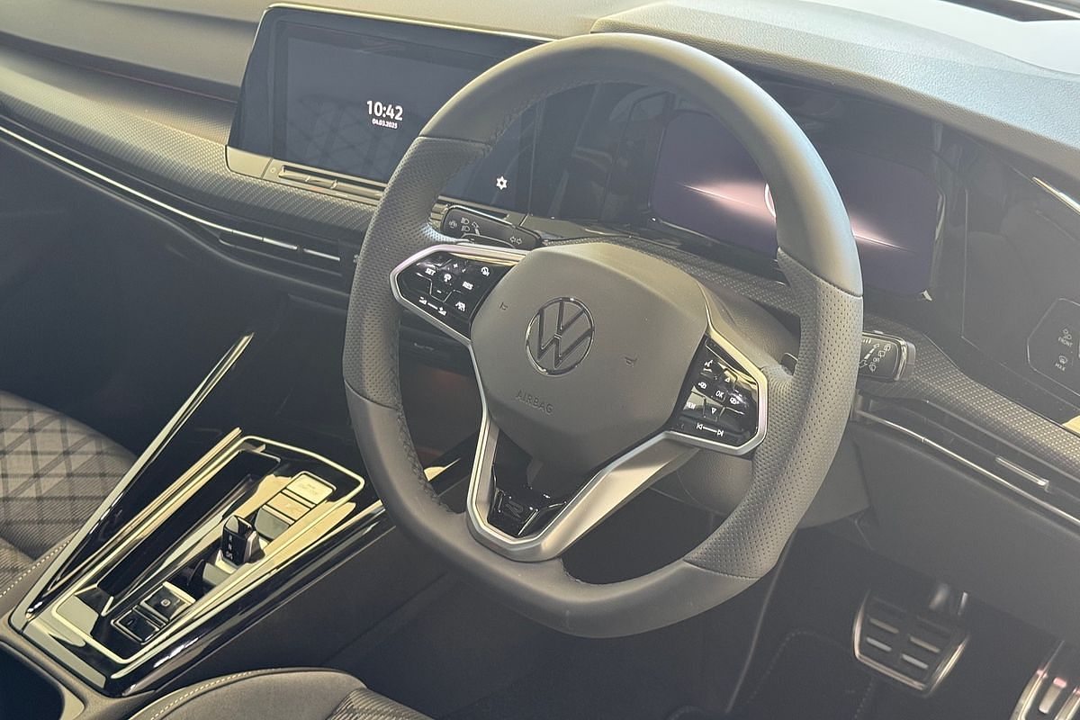 2024 Volkswagen Golf 110TSI R-Line 8