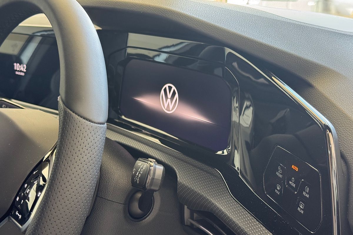 2024 Volkswagen Golf 110TSI R-Line 8