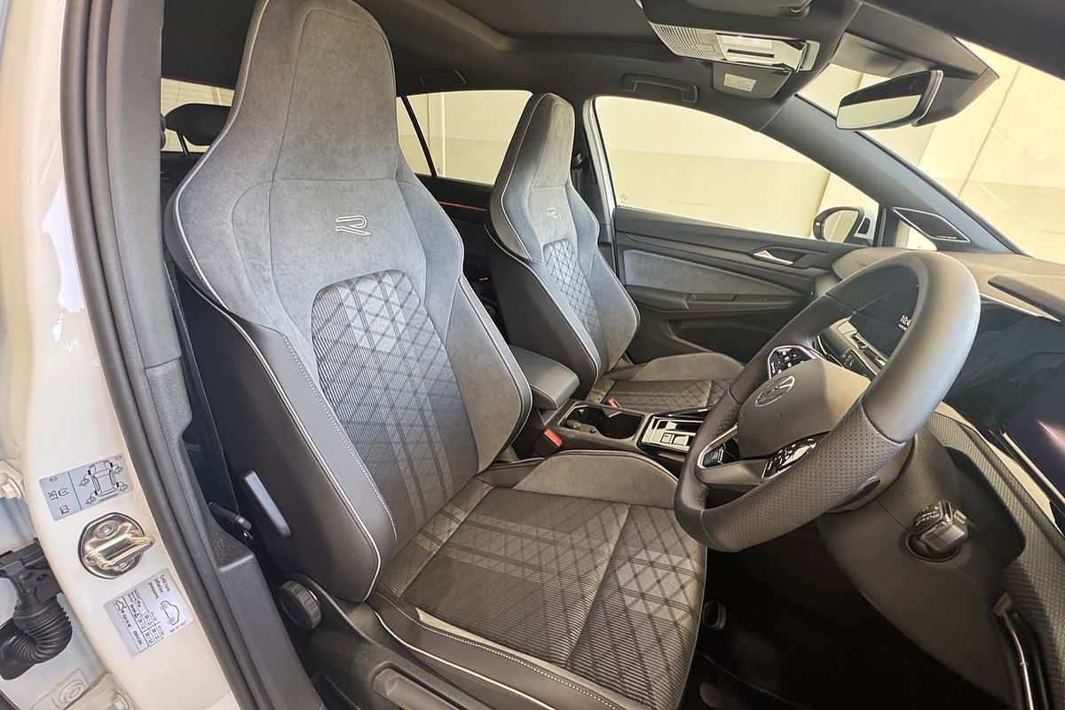 2024 Volkswagen Golf 110TSI R-Line 8