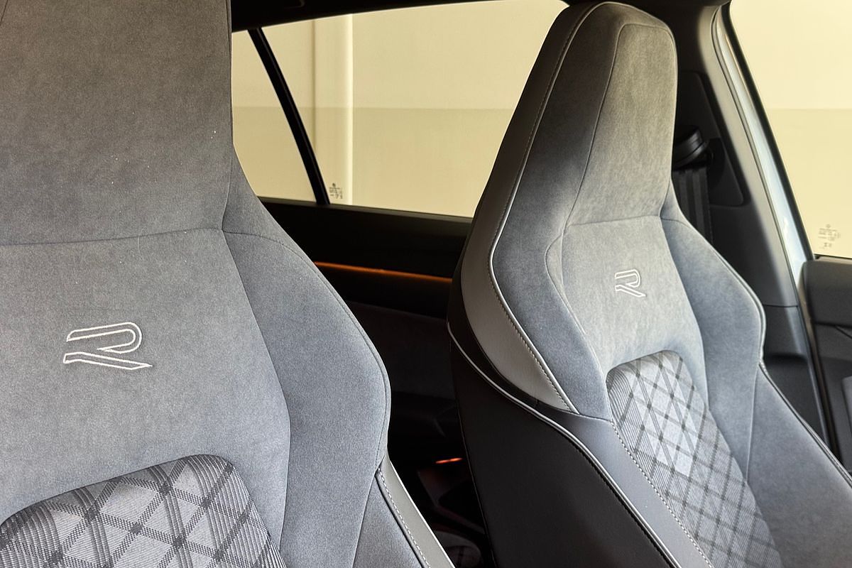2024 Volkswagen Golf 110TSI R-Line 8