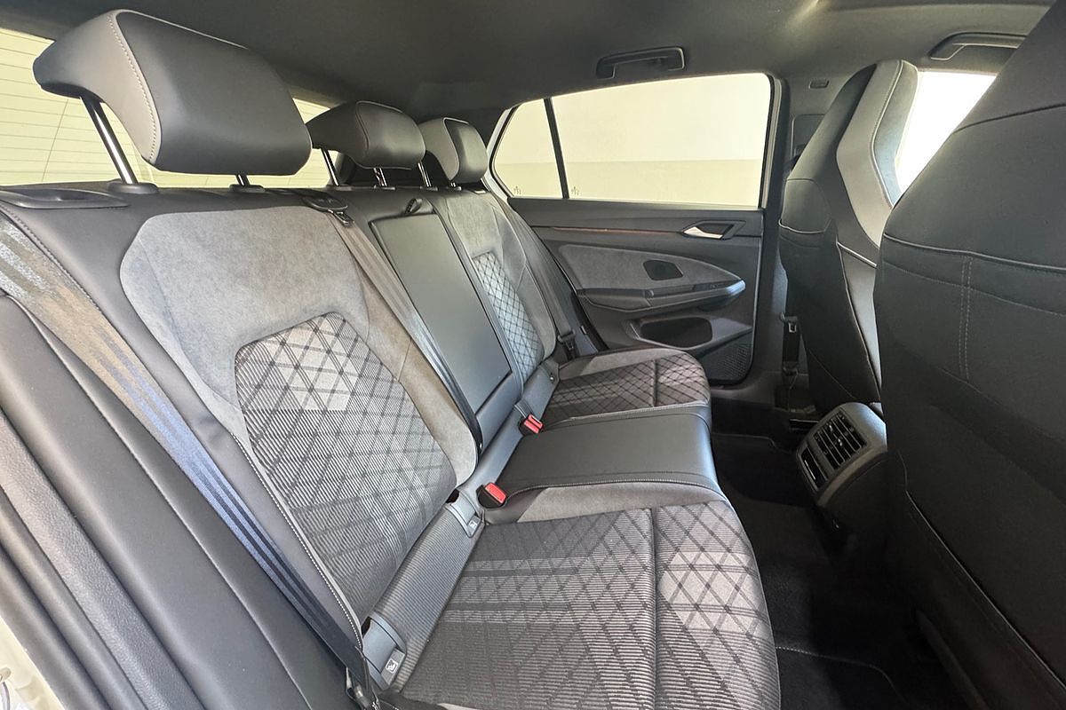 2024 Volkswagen Golf 110TSI R-Line 8