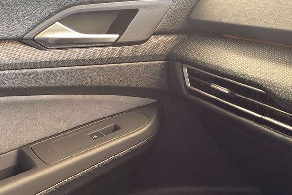 2024 Volkswagen Golf 110TSI R-Line 8