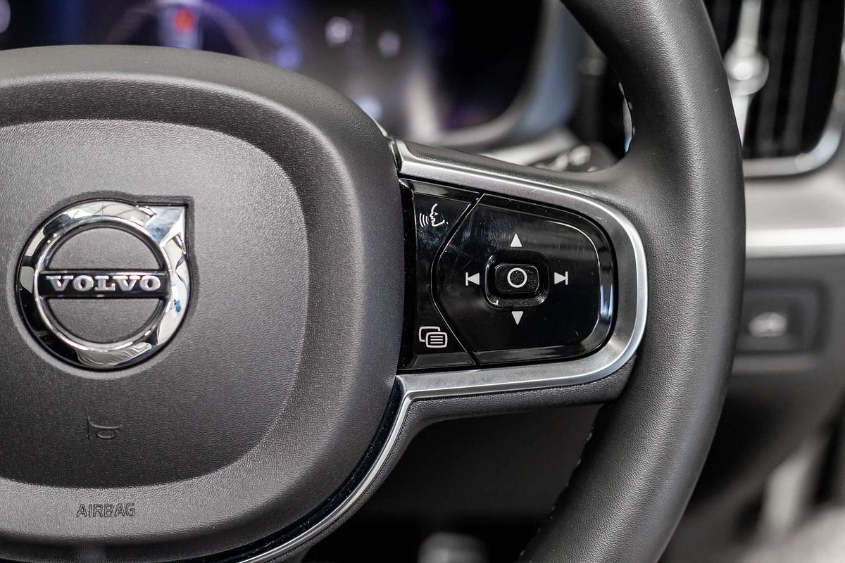 2021 Volvo XC60 B6 R-Design