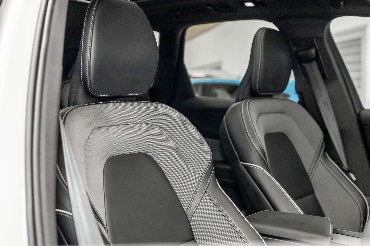 2021 Volvo XC60 B6 R-Design