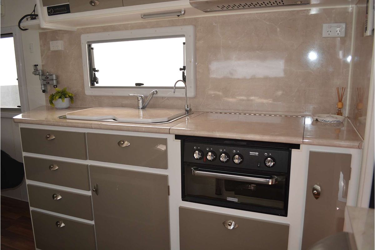 2016 OPAL Southern Explorer 224