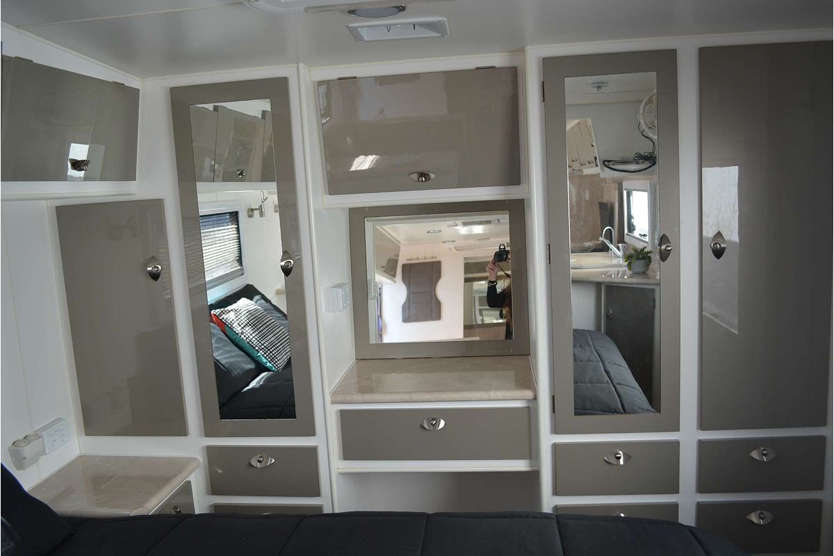 2016 OPAL Southern Explorer 224