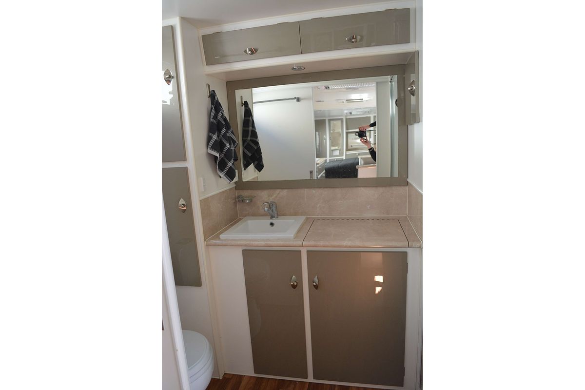 2016 OPAL Southern Explorer 224