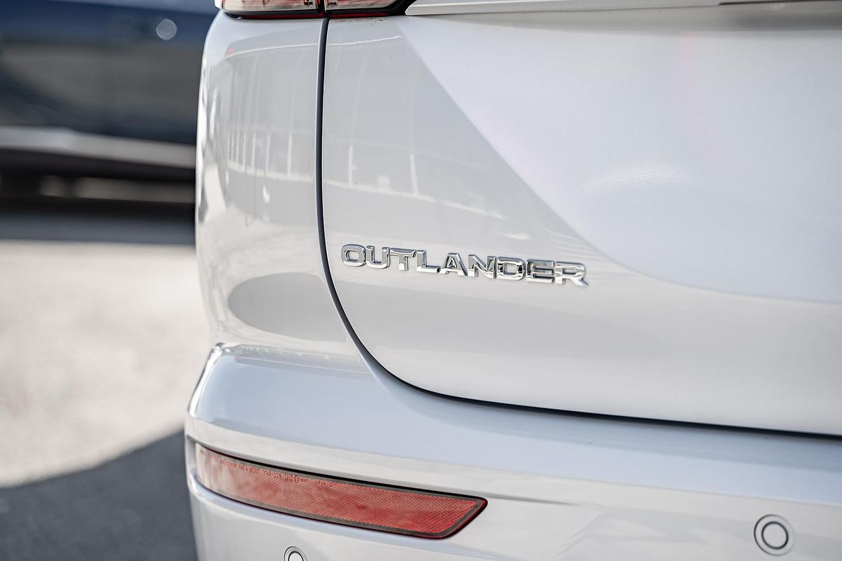 2023 Mitsubishi Outlander ES ZM