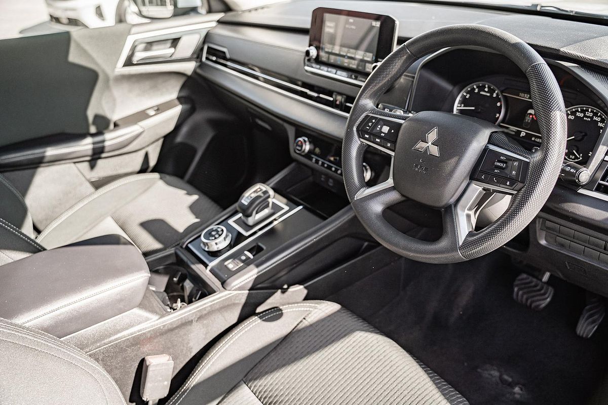 2023 Mitsubishi Outlander ES ZM