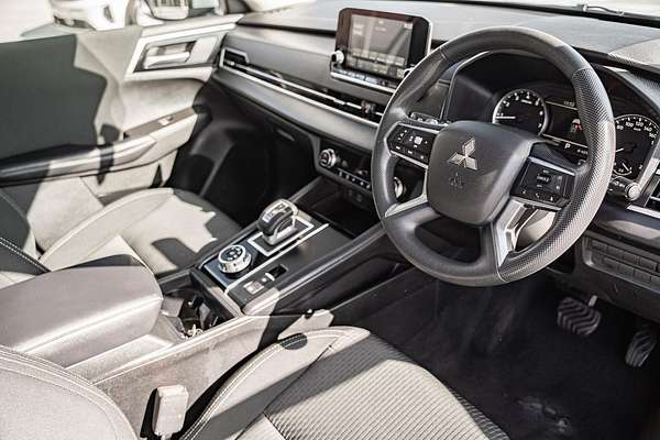 2023 Mitsubishi Outlander ES ZM