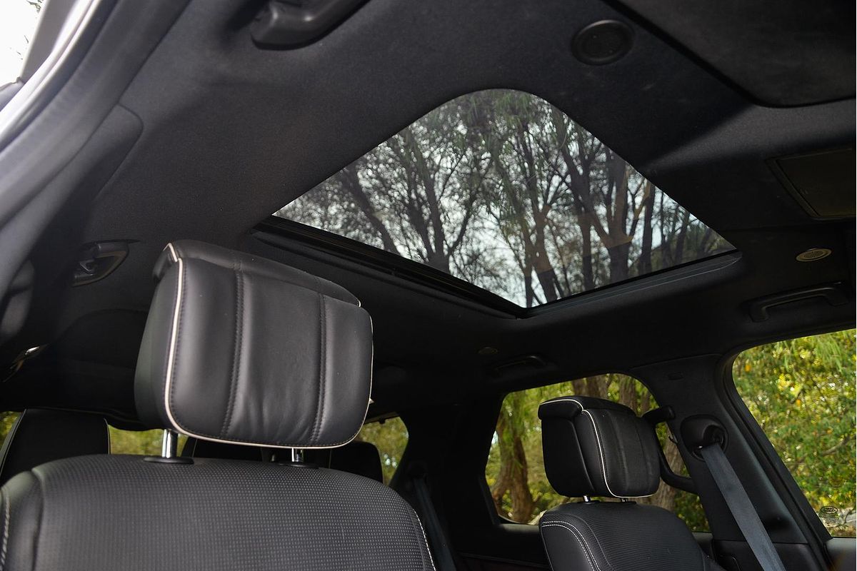 2022 Land Rover Discovery P360 R-Dynamic HSE Series 5