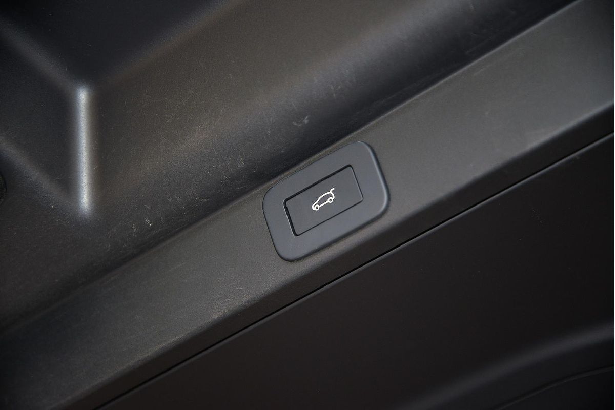 2024 Land Rover Range Rover P615 SV L460