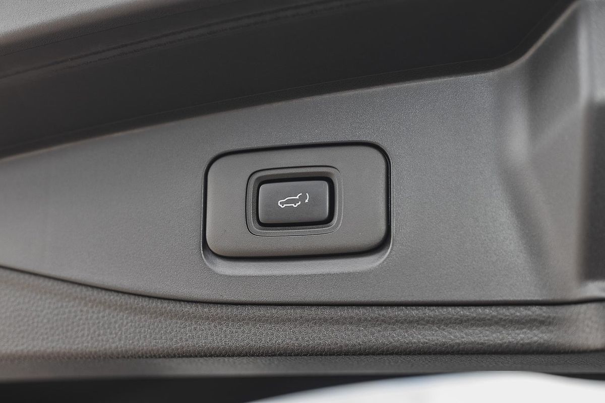 2022 Isuzu MU-X LS-T