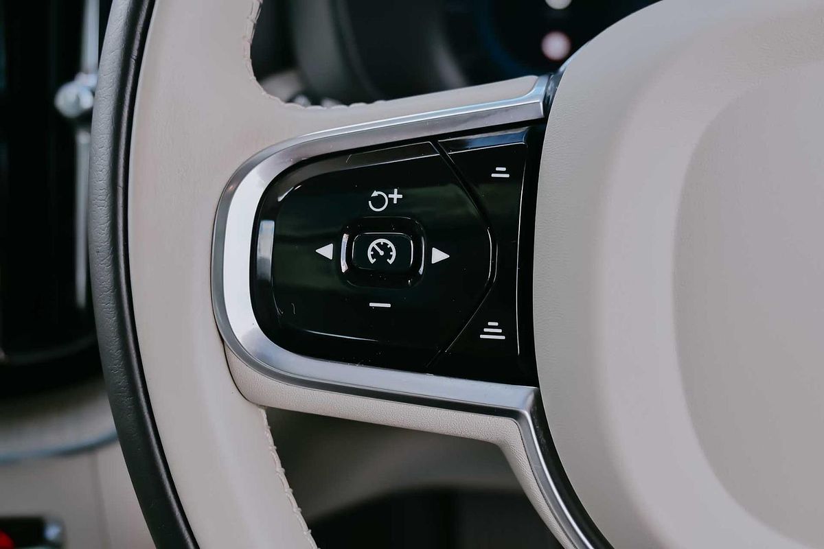 2023 Volvo XC60 Plus B5