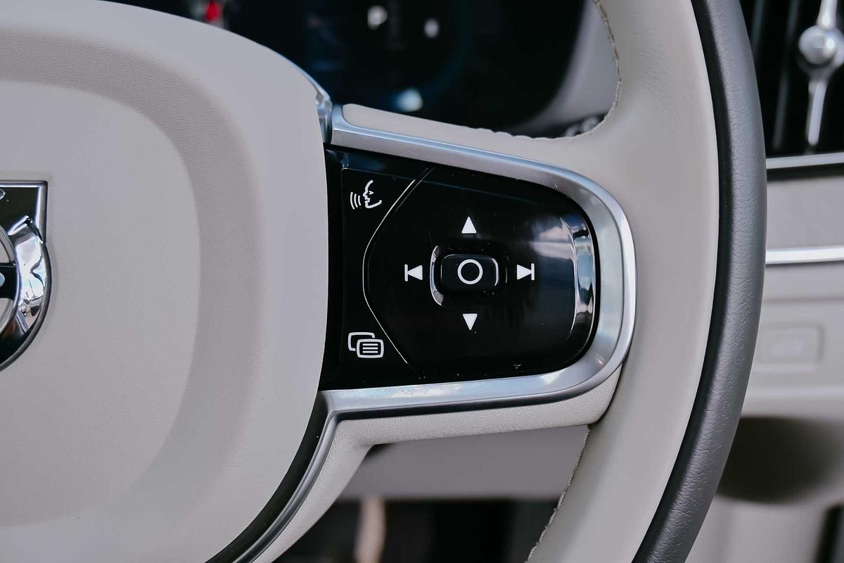 2023 Volvo XC60 Plus B5
