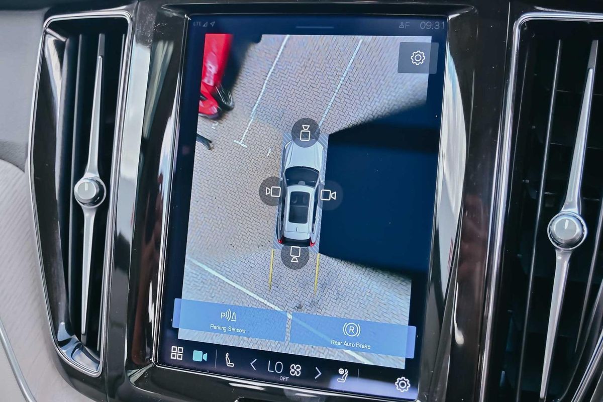 2023 Volvo XC60 Plus B5