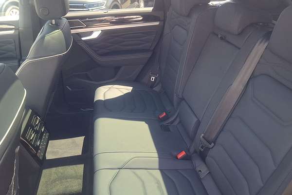 2024 Volkswagen Touareg 210TDI R-Line RC