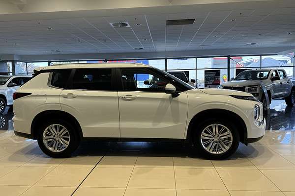 2024 Mitsubishi Outlander LS ZM