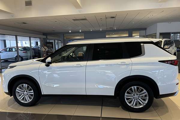 2024 Mitsubishi Outlander LS ZM