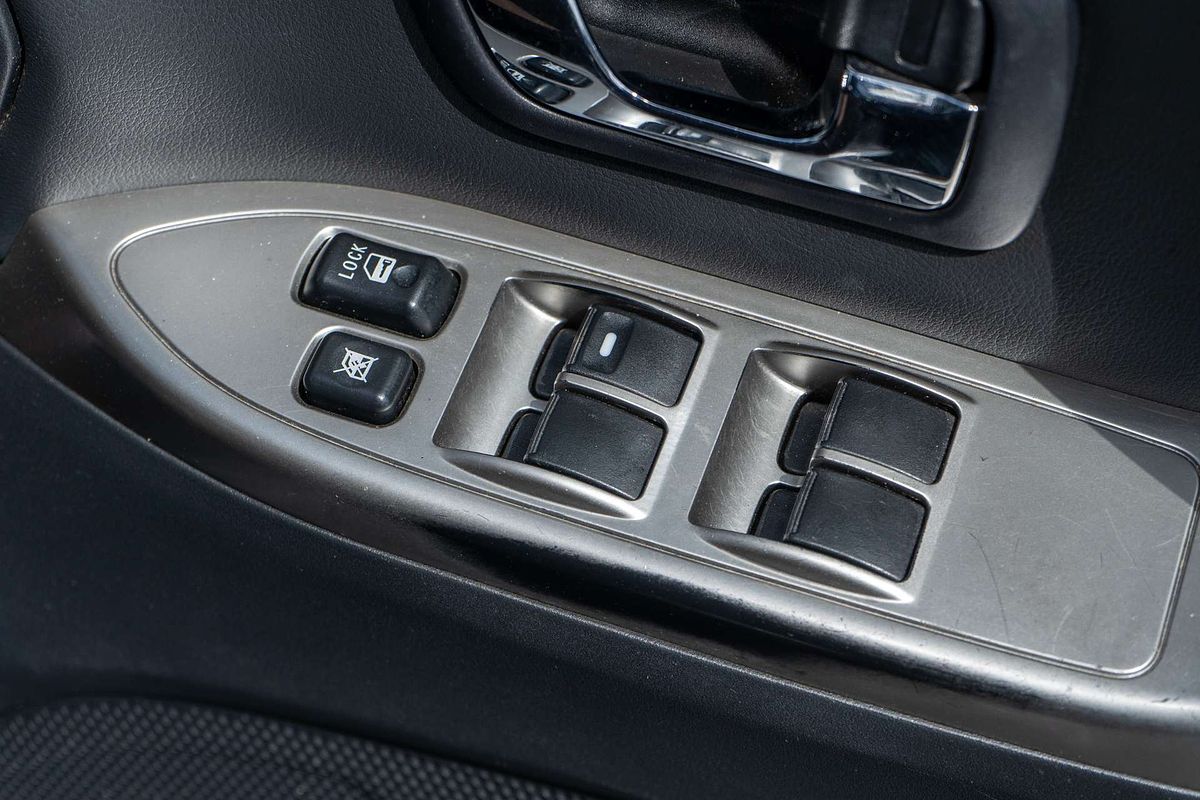 2014 Mitsubishi Pajero VR-X NW