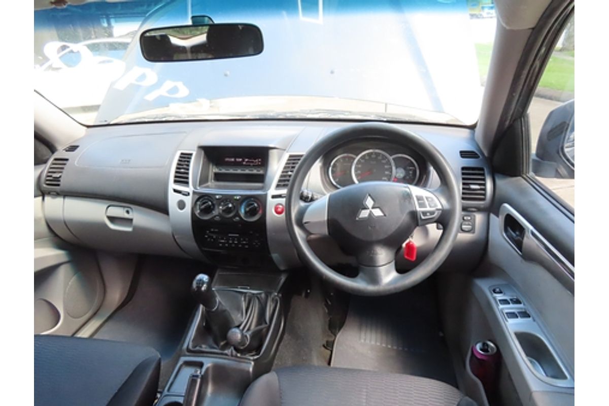 2011 Mitsubishi Challenger PB