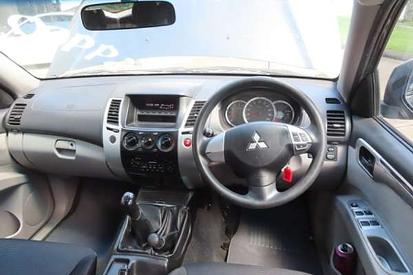 2011 Mitsubishi Challenger PB