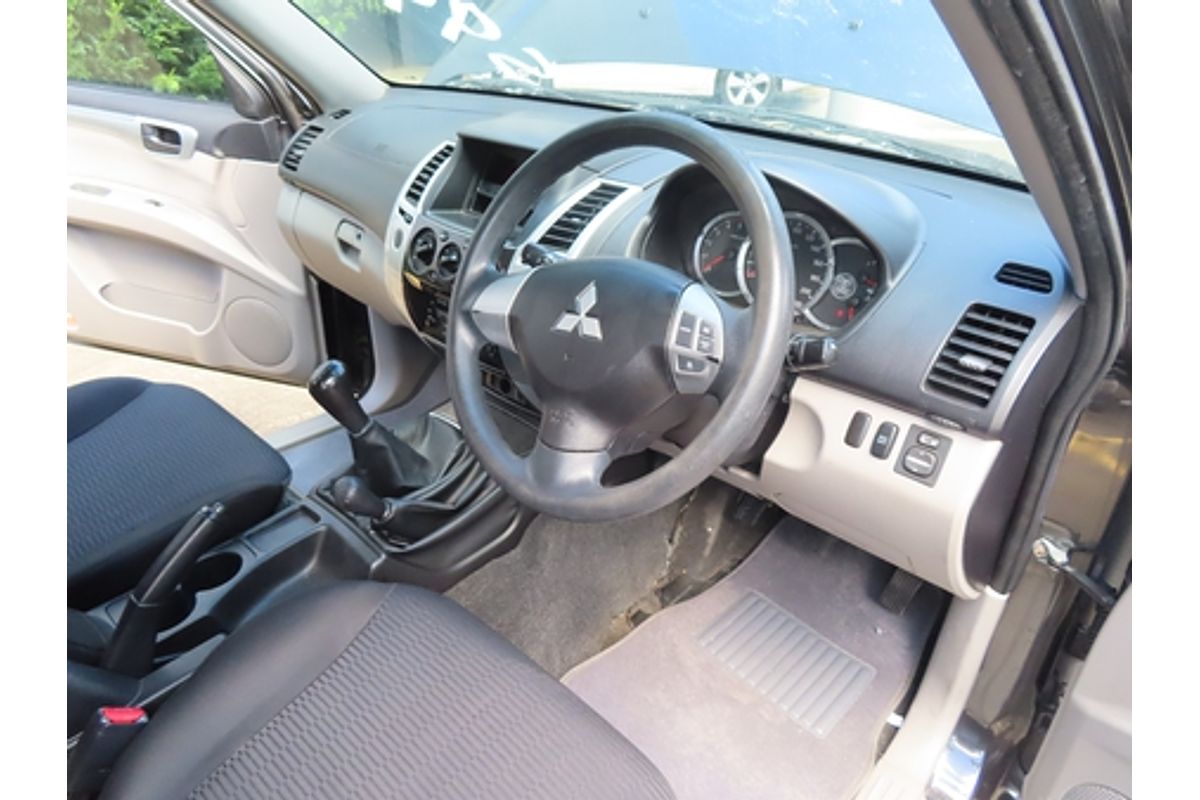 2011 Mitsubishi Challenger PB