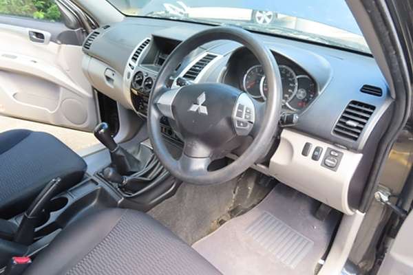 2011 Mitsubishi Challenger PB