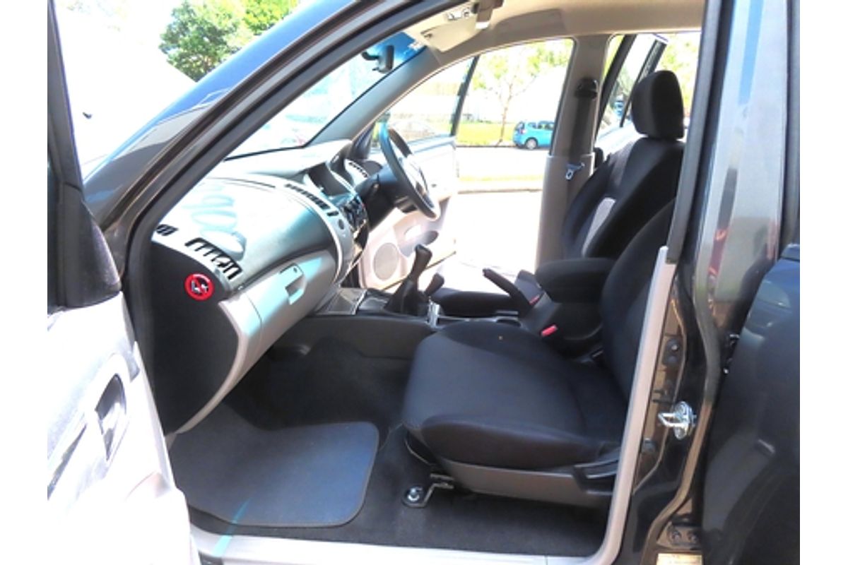 2011 Mitsubishi Challenger PB