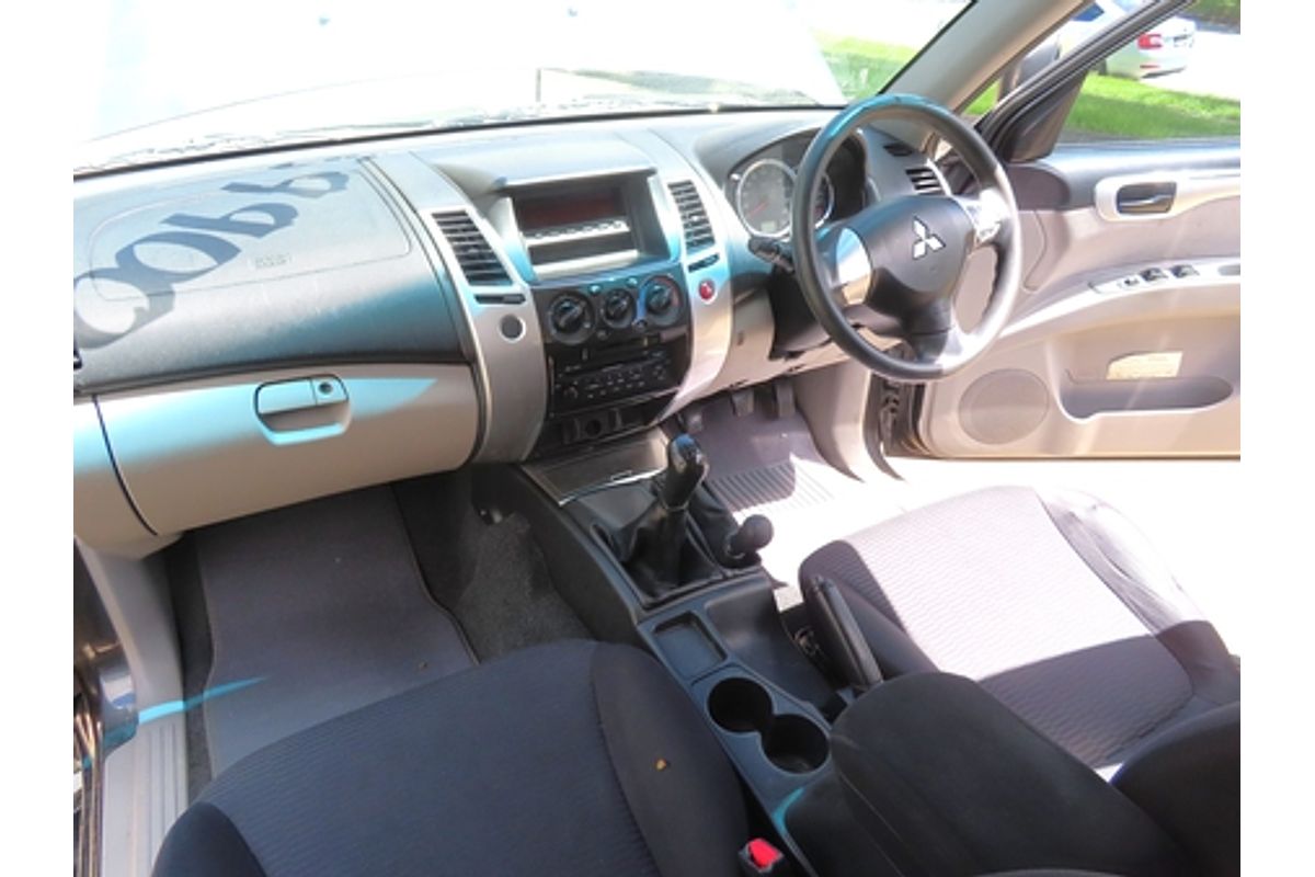 2011 Mitsubishi Challenger PB