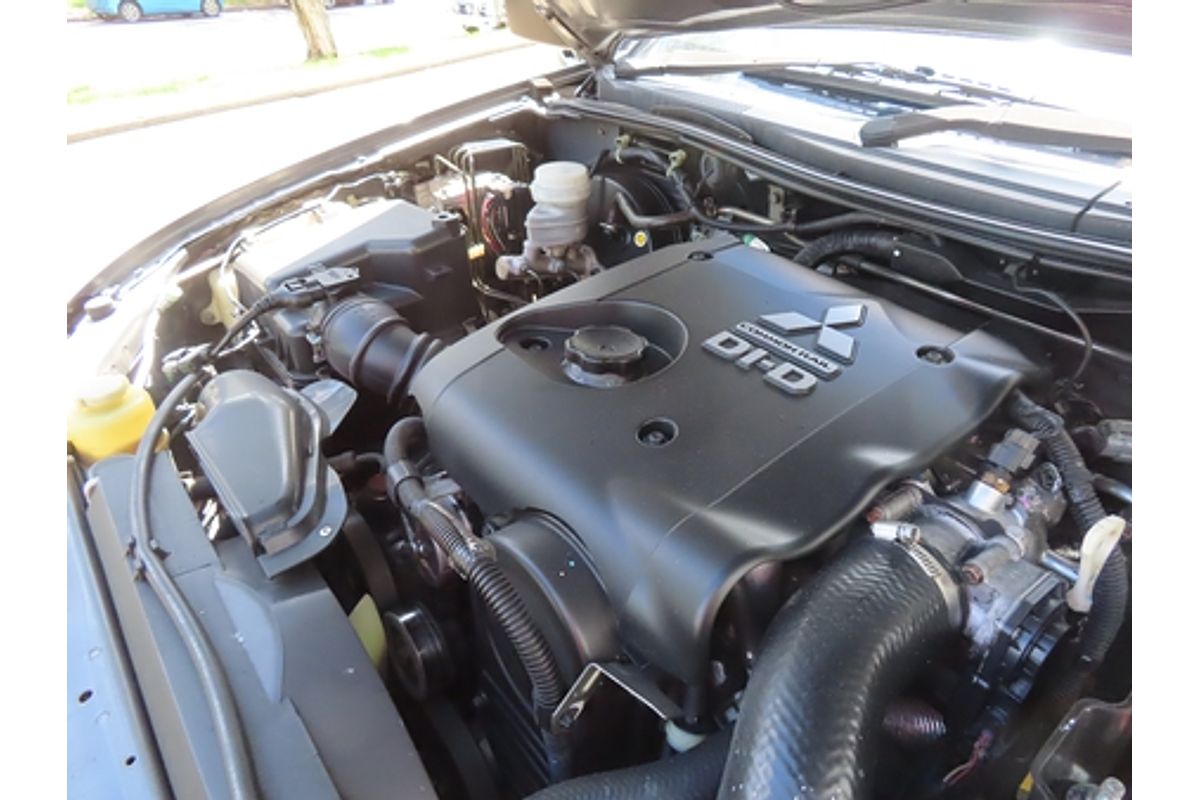 2011 Mitsubishi Challenger PB