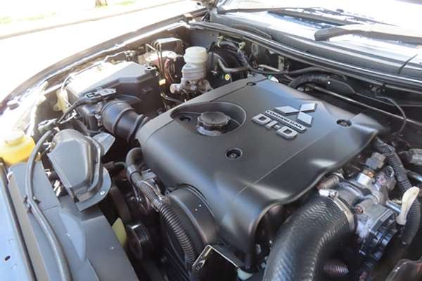 2011 Mitsubishi Challenger PB