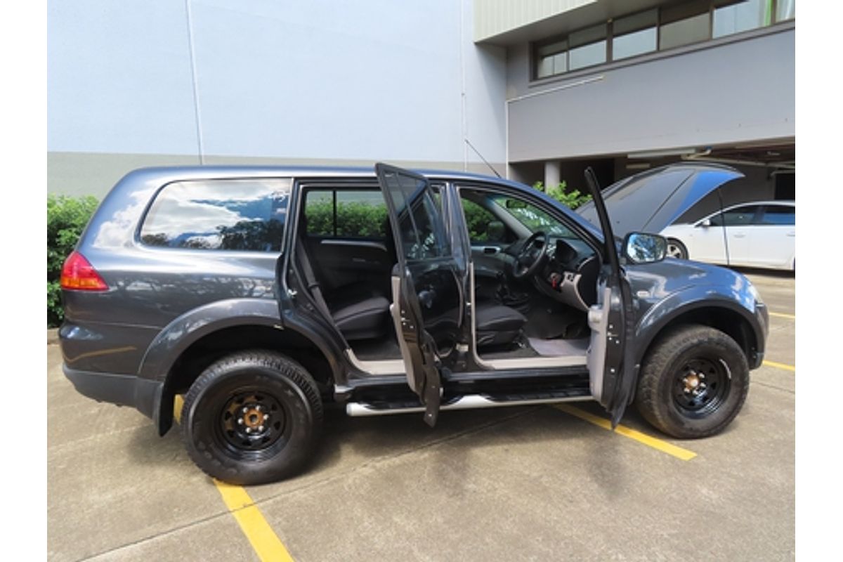 2011 Mitsubishi Challenger PB