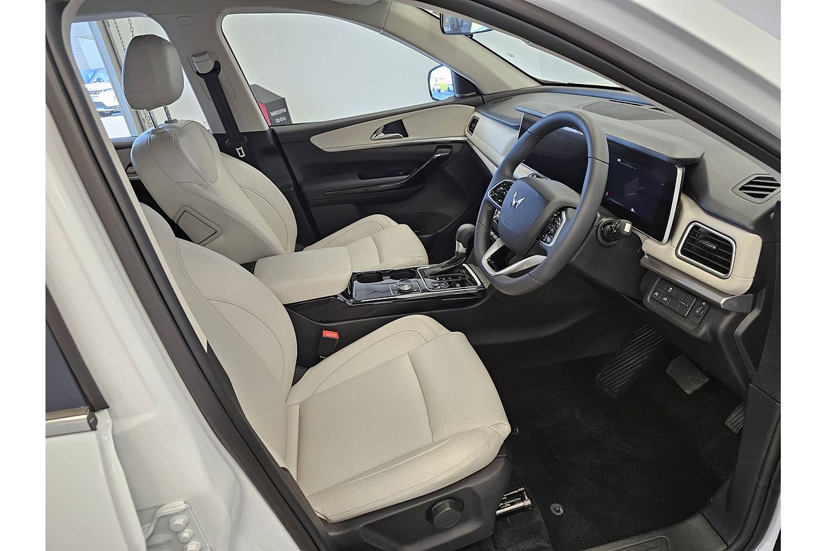 2024 Mahindra XUV700 AX7L