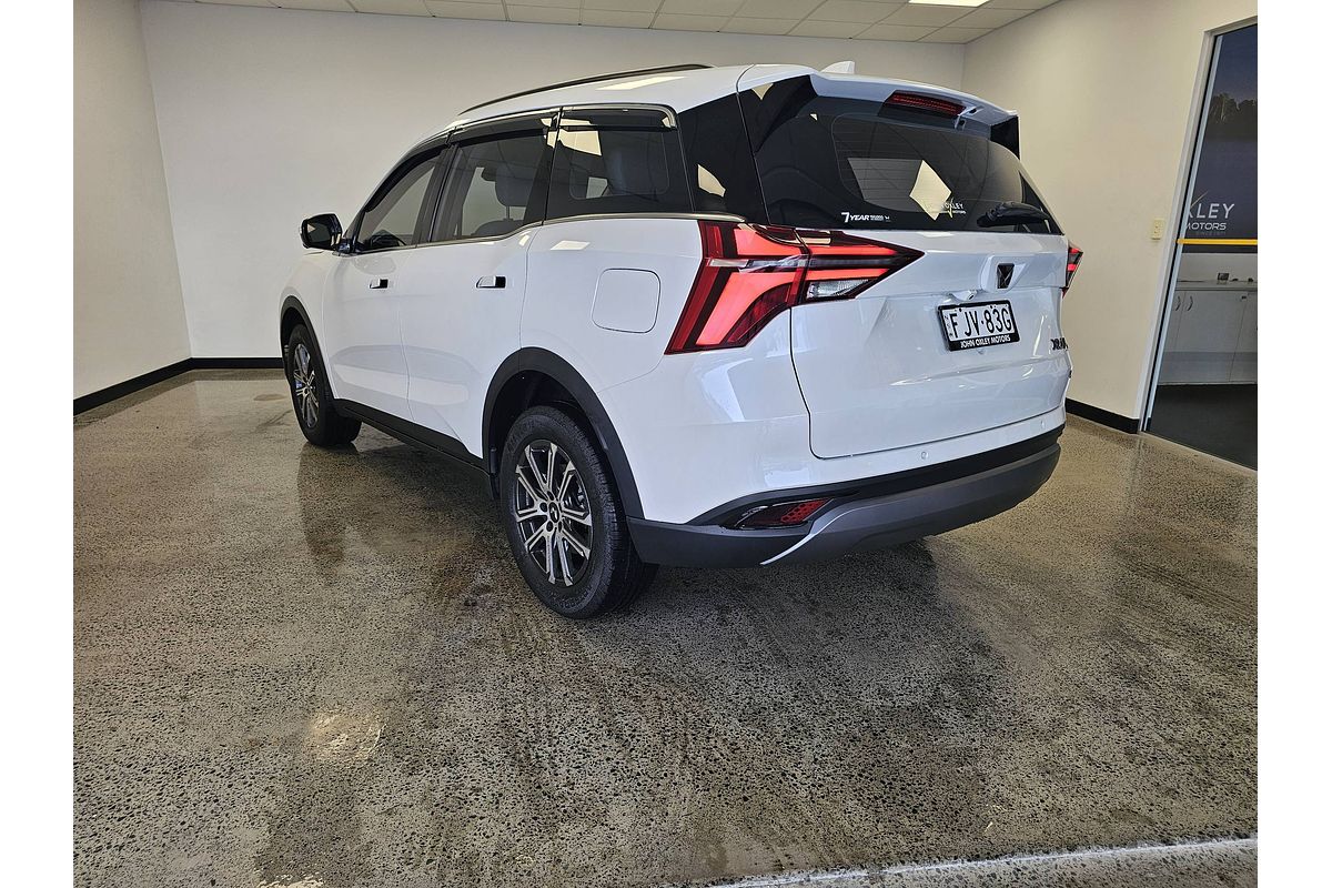 2024 Mahindra XUV700 AX7L