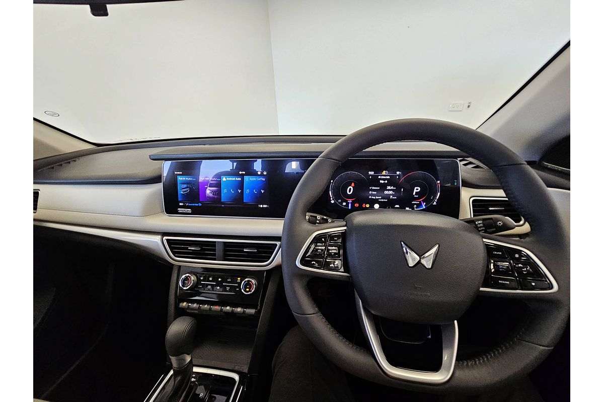 2024 Mahindra XUV700 AX7L